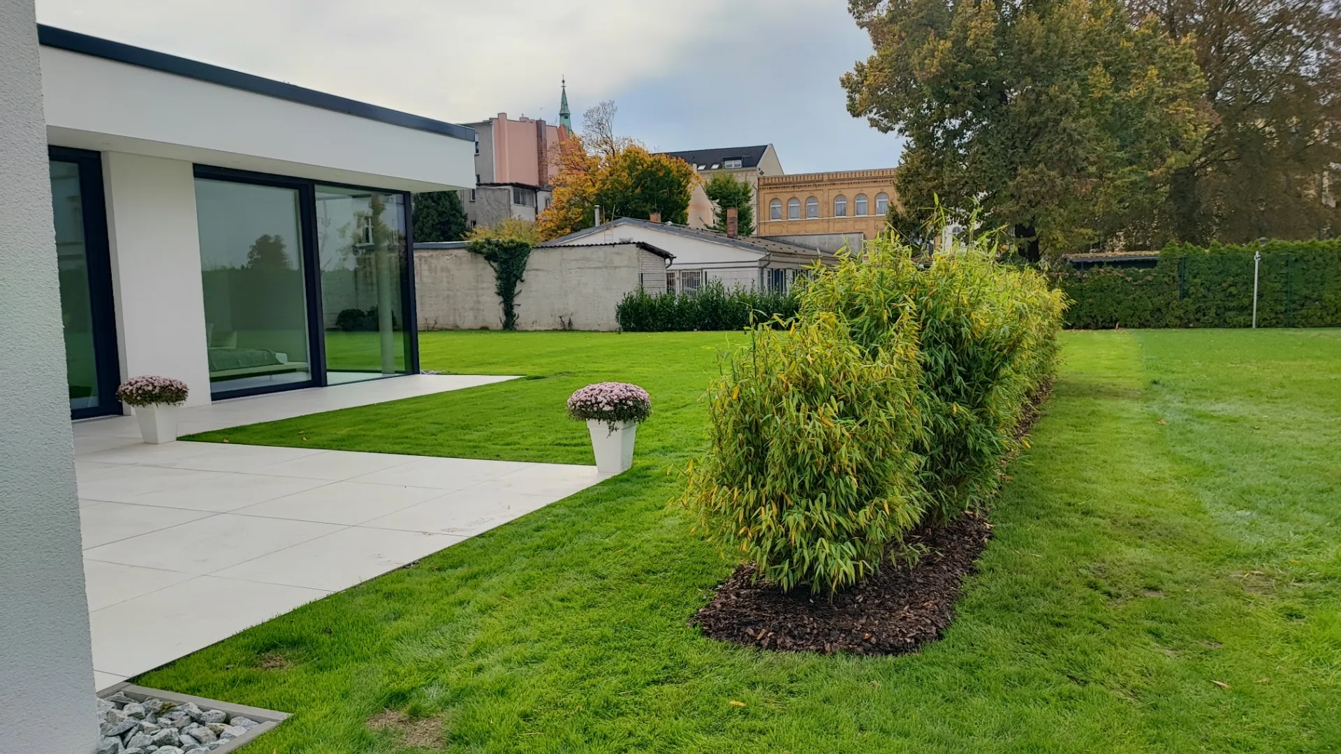 Gepflegter Garten mit moderner Terrasse und grünem Rasen